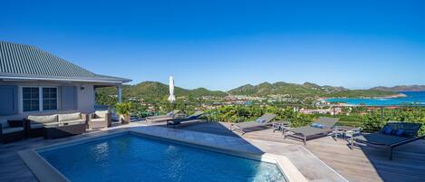 Nice pool, with an expansive terrace, loungers and deck chairs. Panoramic views over St-Jean Bay. 