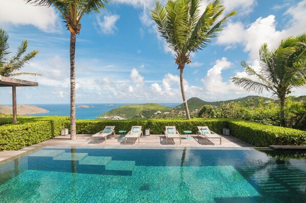 Nice heated pool, expansive terrace with loungers and deck chairs. Lounge area on the covered terrace. 