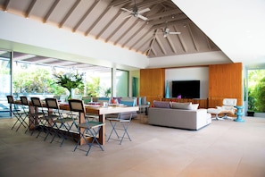 Expansive living area opening onto the terrace. HD-TV, Dish Network, Apple TV, ceiling fans.