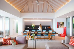 Fully equipped. Electric oven, gas stove, microwave, refrigerator, mixer, centrifuge, freezer, dishwasher, Nespresso machine, blender, kettle, toaster, breakfast bar. Large dining table for 10 people.