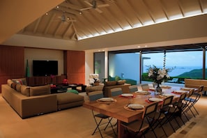 Expansive living area opening onto the terrace. HD-TV, Dish Network, Apple TV, ceiling fans.