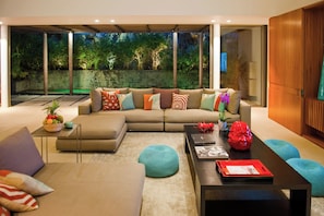 Expansive living area opening onto the terrace. HD-TV, Dish Network, Apple TV, ceiling fans.