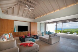 Expansive living area opening onto the terrace. HD-TV, Dish Network, Apple TV, ceiling fans.