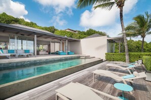 Nice heated pool, expansive terrace with loungers and deck chairs. Lounge area on the covered terrace.