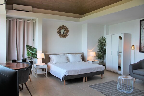 In an independant building. King size bed, air conditioning, safe, HD-TV, kitchenette. En-suite bathroom with a shower, hairdryer, towels and beach towels.