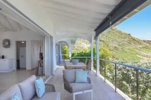 Grand séjour avec brasseurs d'air, HD-TV, Dish Network, Apple TV. Le salon s'ouvre sur la terrasse et la vue.