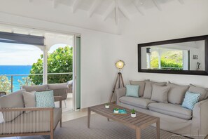 Grand séjour avec brasseurs d'air, HD-TV, Dish Network, Apple TV. Le salon s'ouvre sur la terrasse et la vue.