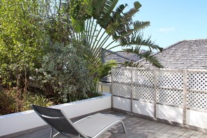 In an independant building. King size bed, air conditioning, safe, HD-TV, kitchenette. En-suite bathroom with a shower, hairdryer, towels and beach towels.