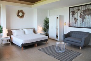 In an independant building. King size bed, air conditioning, safe, HD-TV, kitchenette. En-suite bathroom with a shower, hairdryer, towels and beach towels.