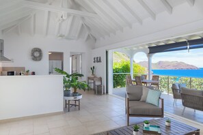 Grand séjour avec brasseurs d'air, HD-TV, Dish Network, Apple TV. Le salon s'ouvre sur la terrasse et la vue.