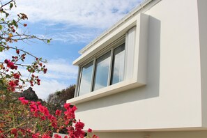 In an independant building. King size bed, air conditioning, safe, HD-TV, kitchenette. En-suite bathroom with a shower,  hairdryer, towels and beach towels.