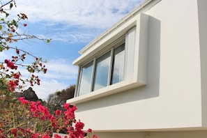 In an independant building. King size bed, air conditioning, safe, HD-TV, kitchenette. En-suite bathroom with a shower, hairdryer, towels and beach towels.