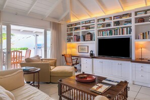 Au niveau supérieur. Grand séjour climatisé, HD-TV, Dish Network, lecteur DVD.