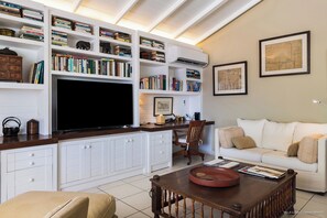 Au niveau supérieur. Grand séjour climatisé, HD-TV, Dish Network, lecteur DVD.