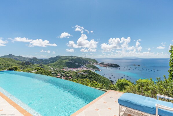 Heated pool 4.5 x 15 m, heated jacuzzi, terrace with deck chairs, outdoor lounge area. Gas barbecue.