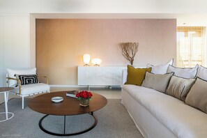 Air conditioning, HD-TV, Netflix, Apple TV, Dish Network. 