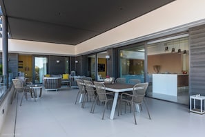 Beautiful dining table for 8 guests on the covered terrace.