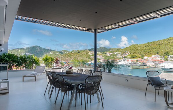 Beautiful dining table for 8 guests on the covered terrace. 