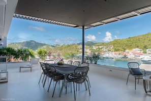 Beautiful dining table for 8 guests on the covered terrace. 