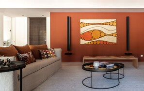 Air conditioning, HD-TV, Netflix, Apple TV, Dish Network. 