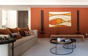 Air conditioning, HD-TV, Netflix, Apple TV, Dish Network.