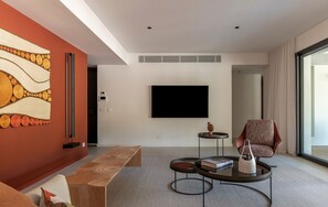 Air conditioning, HD-TV, Netflix, Apple TV, Dish Network.