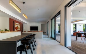 Fully equipped kitchen, oven, microwave, refrigerator with ice maker, dishwasher, blender, toaster, filter coffee maker and Nespresso machine, kettle, stove, bar with stools.