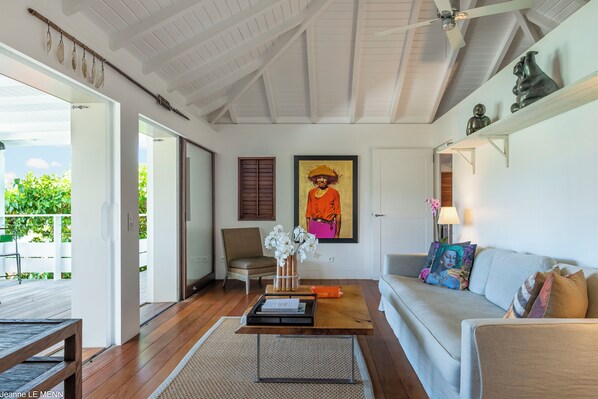 Ceiling fans, HD-TV, Canal Satellite and DVD player. Ocean view.