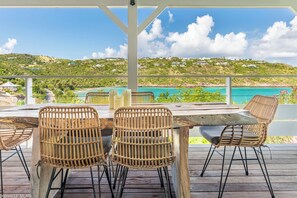 Fully equipped, electric oven and gas stove, microwave, toaster, Nespresso coffee machine, dishwasher, fridge and freezer, electric kettle, electric fruit squeezer, hood. The dining table is on the covered terrace.