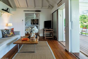 Ceiling fans, HD-TV, Canal Satellite and DVD player. Ocean view.