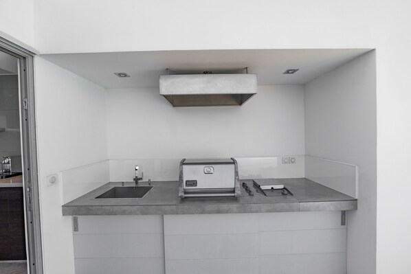 Fully equipped kitchen with electric oven, ceramic hob, microwave, fridge and freezer, dishwasher, toaster, regular filter coffee machine and Nespresso machine, electric kettle, hood, electric juicer. Outdoor dining table on the covered terrace. Gas barbe