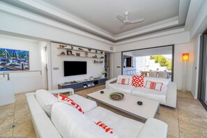 Ocean-view lounge with HD-TV, DVD player, Apple TV and Canal Satellite, ceiling fan.