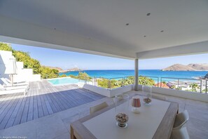 Fully equipped kitchen with electric oven, ceramic hob, microwave, fridge and freezer, dishwasher, toaster, regular filter coffee machine and Nespresso machine, electric kettle, hood, electric juicer. Outdoor dining table on the covered terrace. Gas barbe