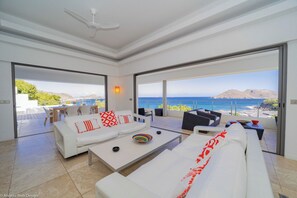 Ocean-view lounge with HD-TV, DVD player, Apple TV and Canal Satellite, ceiling fan.