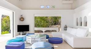 Séjour climatisé, HD-TV, Dish network, lecteur DVD Blu-Ray, Dock iPod Bose, brasseur d’air, Wifi.