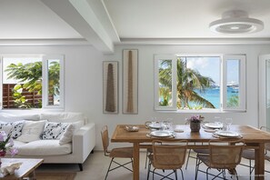 Fully equipped. Electric oven, gas stove, microwave, refrigerator, mixer, centrifuge, freezer, dishwasher, Nespresso machine, blender, kettle, toaster, breakfast bar. Large dining table for 6 people. 