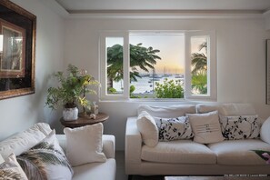 Air-conditioning, HD-TV, Apple TV, ceiling fans.