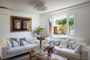 Air-conditioning, HD-TV, Apple TV, ceiling fans.