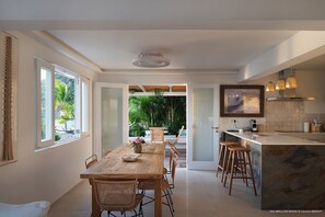 Fully equipped. Electric oven, gas stove, microwave, refrigerator, mixer, centrifuge, freezer, dishwasher, Nespresso machine, blender, kettle, toaster, breakfast bar. Large dining table for 6 people. 