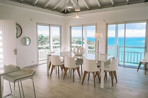 Modern and fully equipped. Air conditioning, electric oven, induction cooker, microwave, refrigerator and freezer, ice machine, dishwasher, filter coffee maker and coffee machine Nespresso, toaster, mixer, electric fruit press, electric kettle. Indoor din