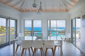 Modern and fully equipped. Air conditioning, electric oven, induction cooker, microwave, refrigerator and freezer, ice machine, dishwasher, filter coffee maker and coffee machine Nespresso, toaster, mixer, electric fruit press, electric kettle. Indoor din