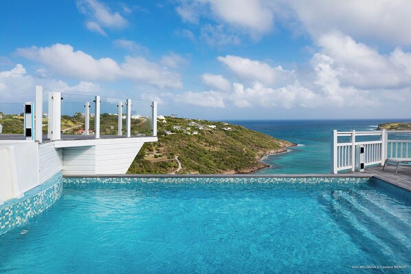  Pool 4.8 x 7 m on a lower level, heated jacuzzi on the upper level. Terrace with deck chairs and loungers. Outdoor dining table on the sunny terrace on the pool level. 
