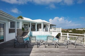  Pool 4.8 x 7 m on a lower level, heated jacuzzi on the upper level. Terrace with deck chairs and loungers. Outdoor dining table on the sunny terrace on the pool level. 