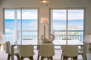 Modern and fully equipped. Air conditioning, electric oven, induction cooker, microwave, refrigerator and freezer, ice machine, dishwasher, filter coffee maker and coffee machine Nespresso, toaster, mixer, electric fruit press, electric kettle. Indoor din