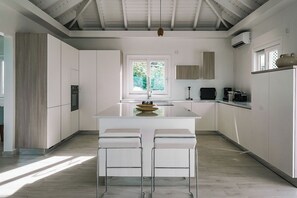 Modern and fully equipped. Air conditioning, electric oven, induction cooker, microwave, refrigerator and freezer, ice machine, dishwasher, filter coffee maker and coffee machine Nespresso, toaster, mixer, electric fruit press, electric kettle. Indoor din