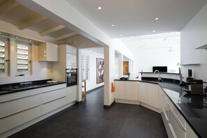 Fully equipped kitchen. Electric oven, gas stove, microwave, refrigerator, mixer, centrifuge, freezer, dishwasher, Nespresso machine, blender, kettle, toaster, breakfast bar.