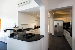 Fully equipped kitchen. Electric oven, gas stove, microwave, refrigerator, mixer, centrifuge, freezer, dishwasher, Nespresso machine, blender, kettle, toaster, breakfast bar.
