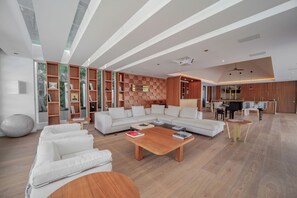 Air conditioning, ceiling fans, Widescreen with video projector, HD-TV, Dish Network, canal satellite, Apple TV,Sonos sound system, DVD player, grand piano.