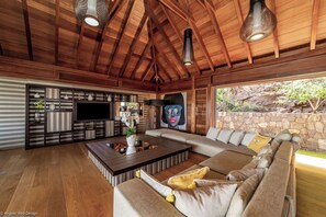 Air conditioning, ceiling fan, HD-TV, Dish network, DVD player, Apple TV. Opens onto the terrace. Ocean view. 