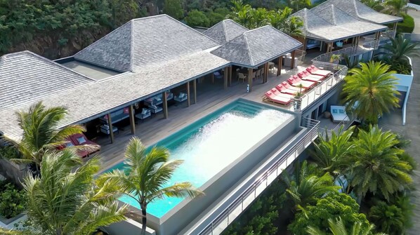 Multi-level property, panoramic views over the bay. Private parking at the entrance.